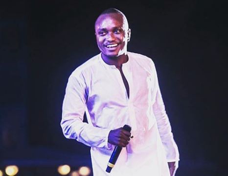 Brymo performs naked in the UK (VIDEO)