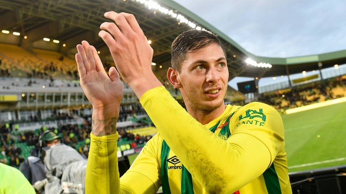 Search resumes for missing plane of Cardiff striker Emiliano Sala