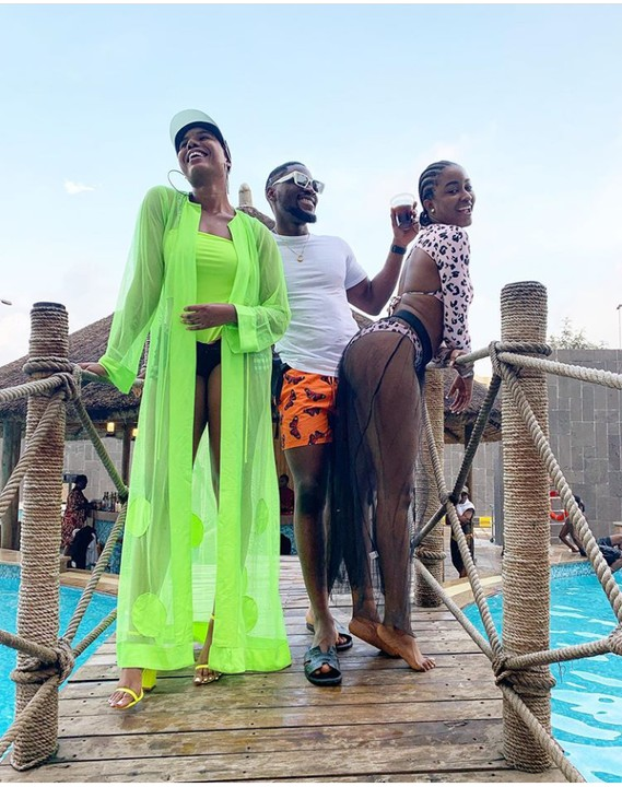 Tobi Bakre and Kim Oprah vacation in Florida ( Photos)