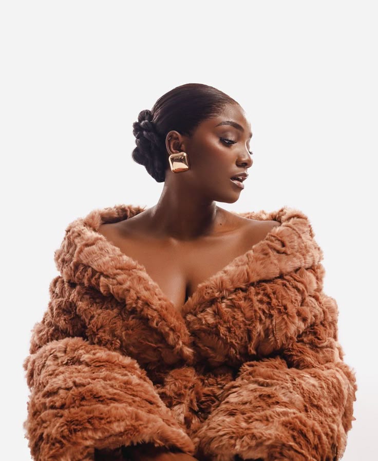 Portrait of Simi speaking about the Simi old tweet controversy and explaining the original context.